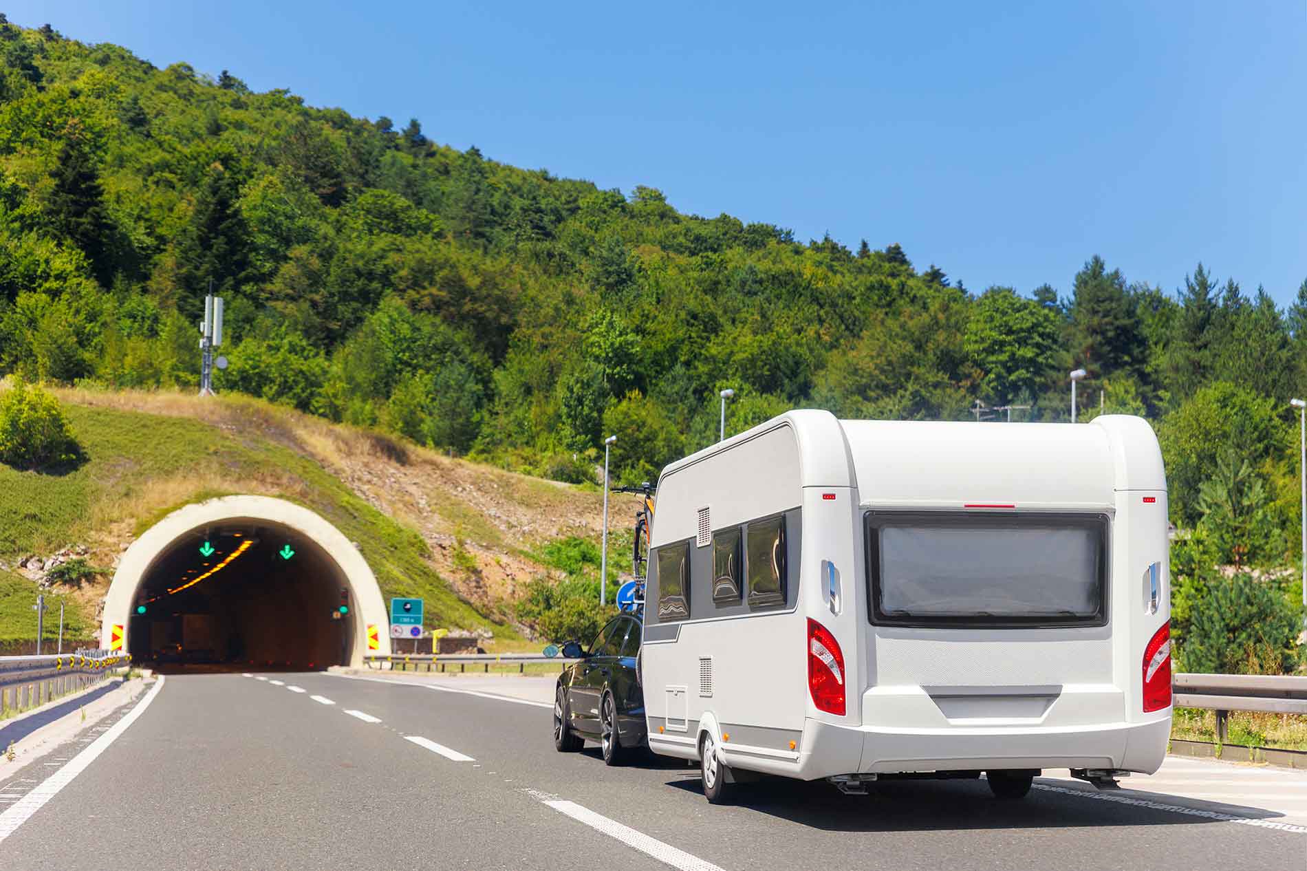 Camper im Alpentunnel — Beleuchtung und Wegweiser